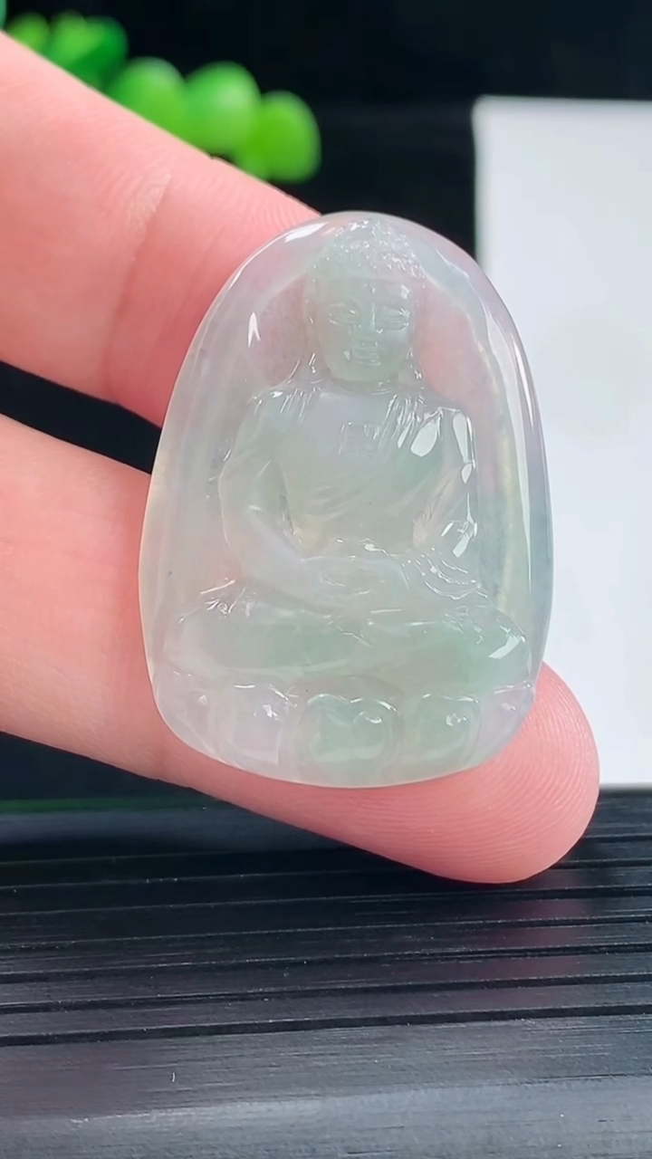 天然A货翡翠大日如来佛吊坠，尺寸35-25-4.5重量:6.92g
5月12日