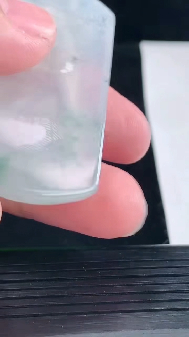 天然A货翡翠冰种飘花观音菩萨吊坠，尺寸54-33-5.5重量:22.07g
5月12日