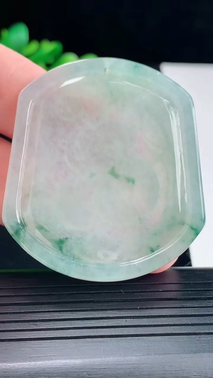 天然A货翡翠飘花生肖蛇吊坠，尺寸51-44.6-4重量:20.56g
5月12日