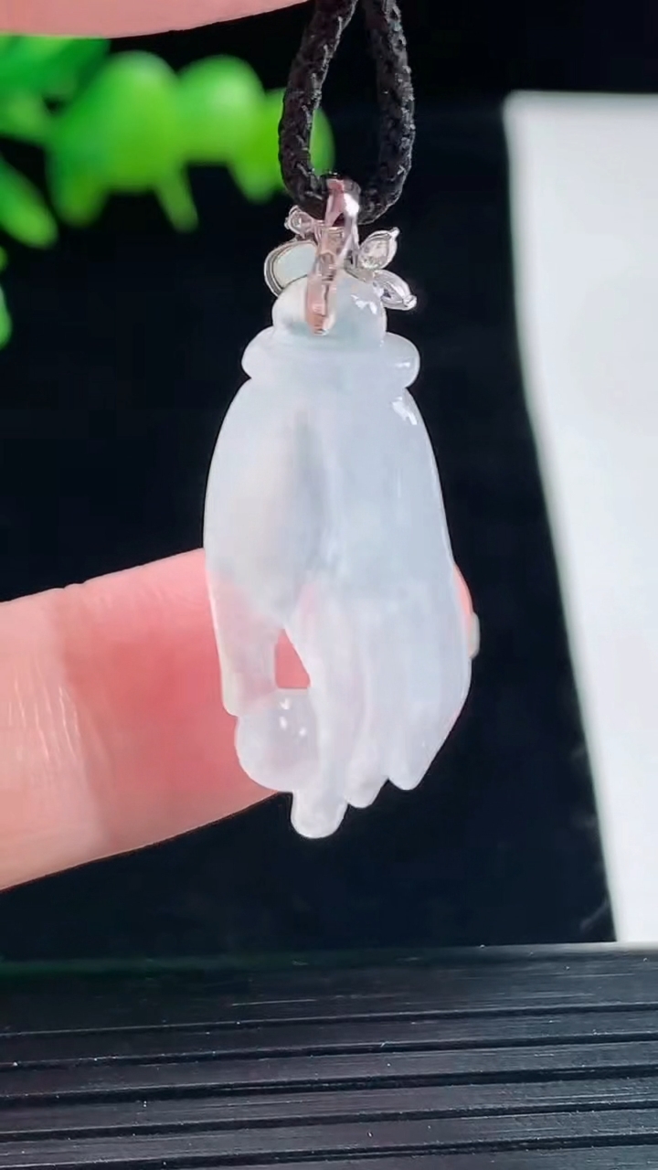 天然A货翡翠种白冰掌上明珠吊坠，尺寸26.5-13-5.5重量:3.55g5月12日
工厂直销收藏佳品,种好水足，色泽均匀，有种有色，上手高大气！
