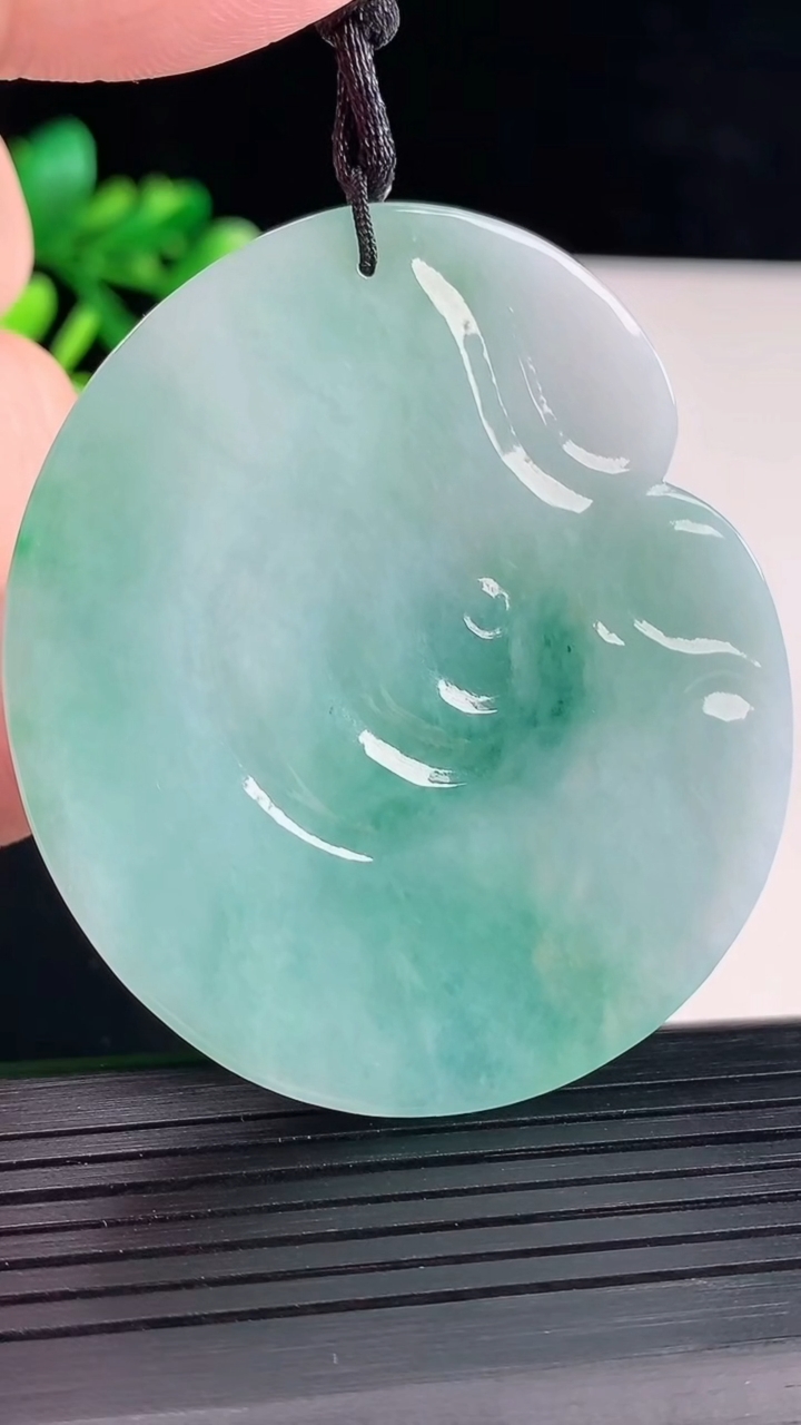 天然A货翡翠普贤菩萨吊坠，尺寸55.6-48.5-5.2重量:27.30g
5月12日