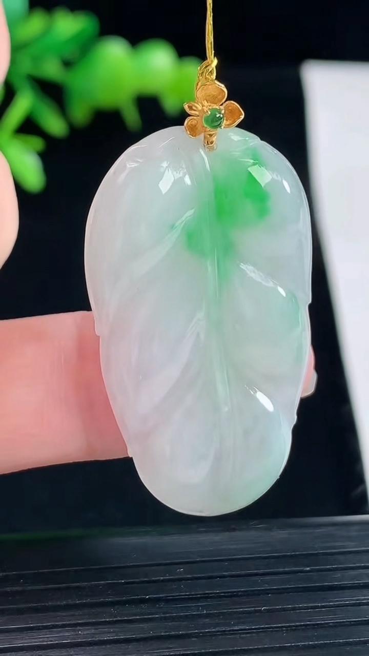 天然A货翡翠金枝玉叶 叶子吊坠，尺寸36-22-5重量:7.33g
5月12日