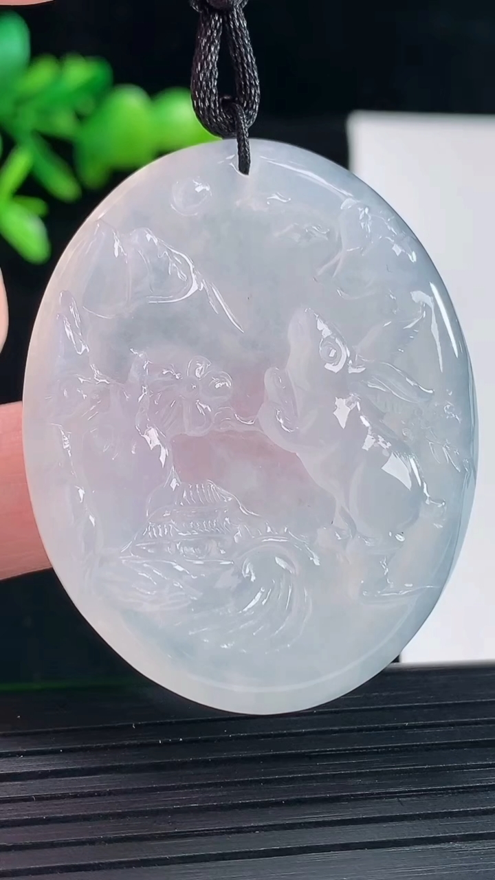 天然A货翡翠生肖兔吊坠，尺寸47-38.6-6.2重量:21.74g
5月12日