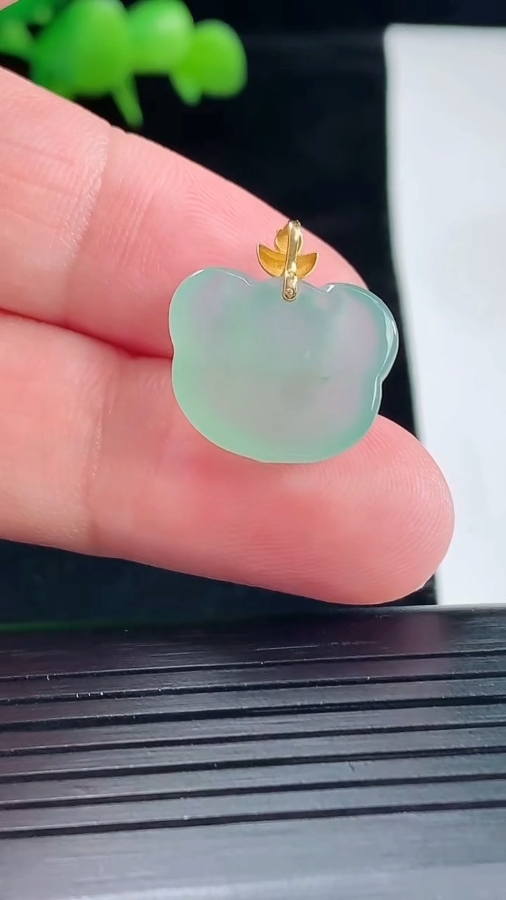 天然A货翡翠如意吊坠，尺寸13.6-16.6-7.2重量:2.85g
5月12日
