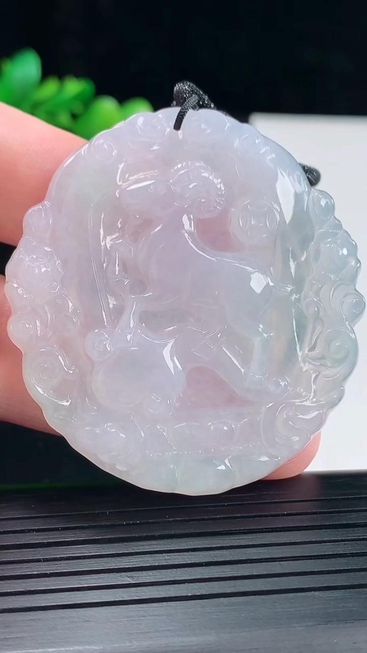 天然A货翡翠生肖羊吊坠，尺寸52-49-6重量:25.71g
5月12日