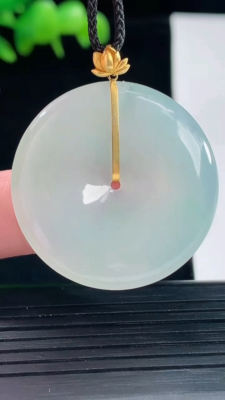 天然A货翡翠平安扣吊坠，尺寸33-5重量:11.22g
5月12日