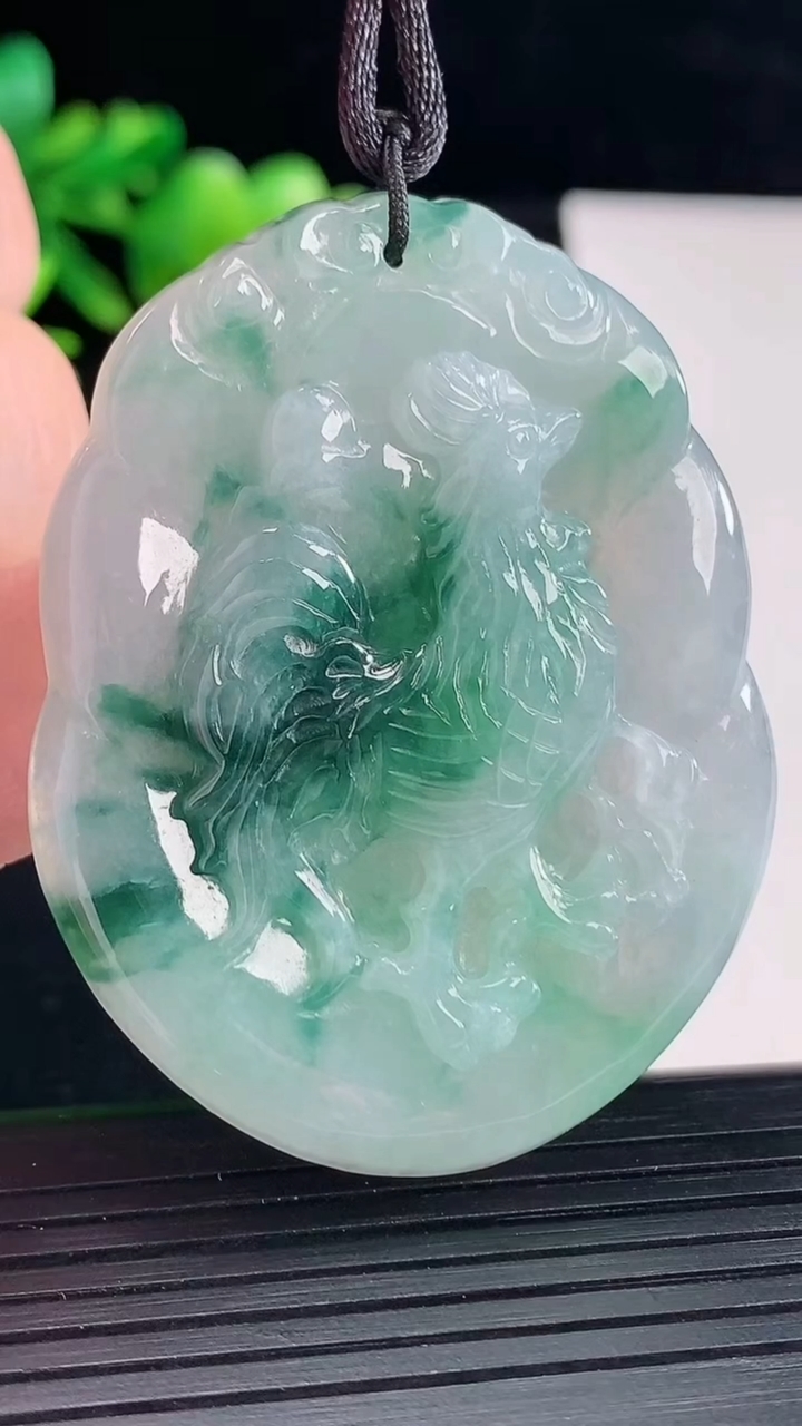 天然A货翡翠飘花生肖鸡吊坠，尺寸53-41-6重量:22.01g
5月12日