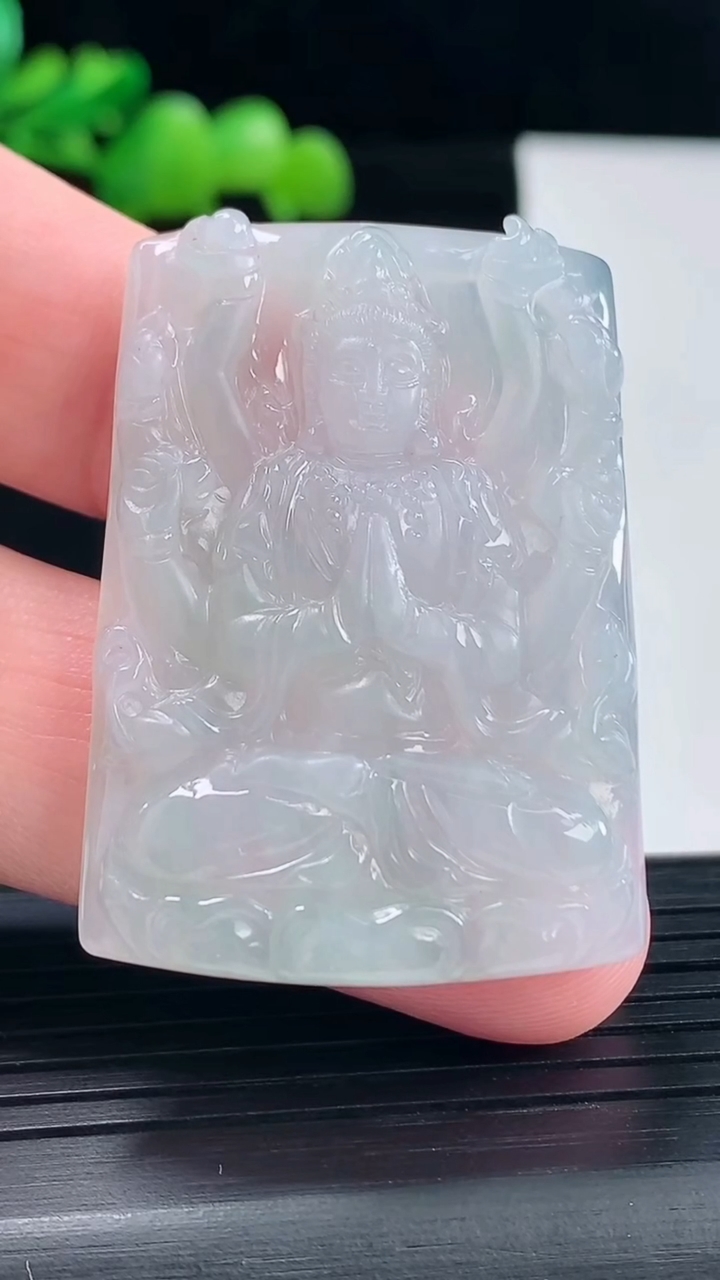天然A货翡翠千手观音菩萨吊坠，尺寸43-30.8-5.5重量:16.31g
5月12日