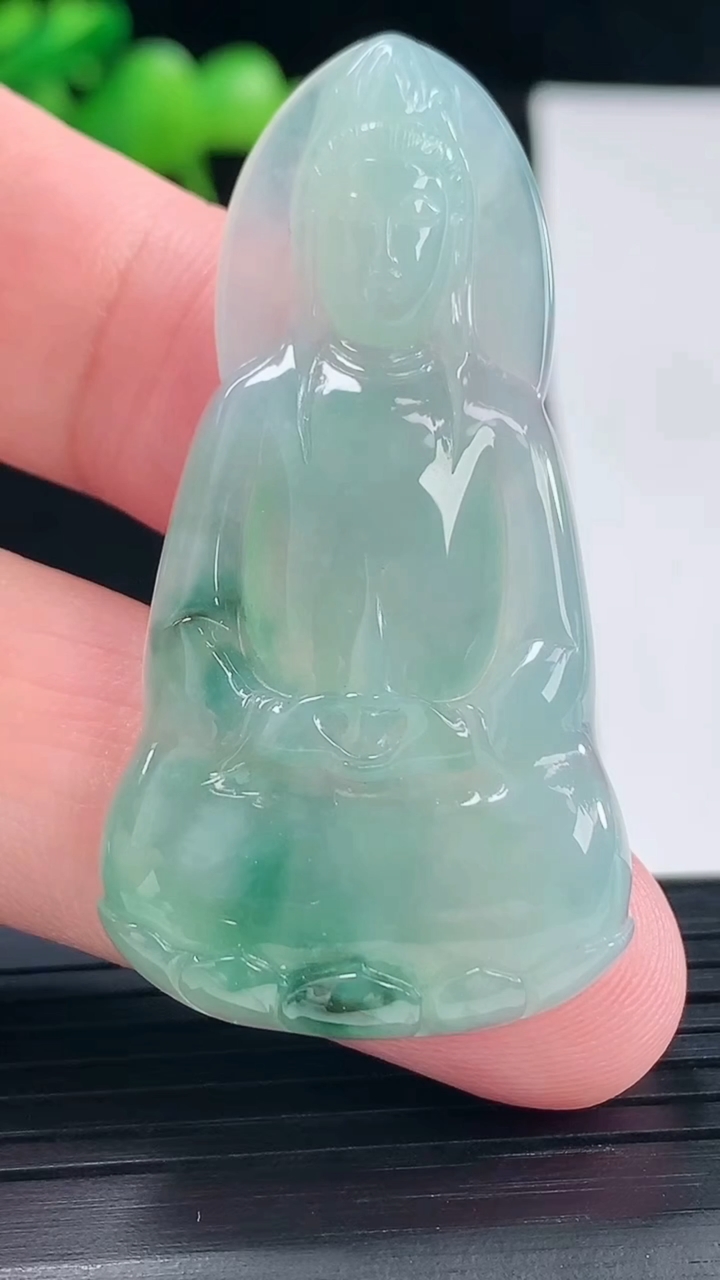 天然A货翡翠飘花素衣观音吊坠，尺寸50-26-5.5重量:11.98g
5月12日