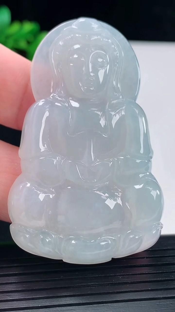 天然A货翡翠正装观音吊坠，尺寸59-37-6.2重量:25.80g
5月12日