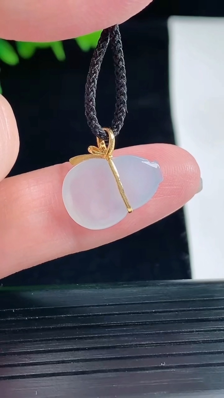 天然A货翡翠种白冰葫芦吊坠，尺寸16-10.6-4.2重量:1.55g
5月12日