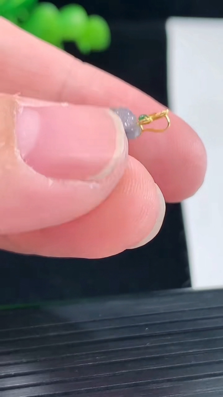天然A货翡翠种飘花宝宝佛吊坠，尺寸15-10.6-4.8重量:1.54g
5月12日