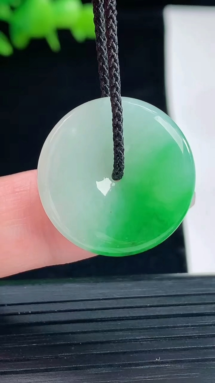 天然A货翡翠平安扣吊坠，尺寸23-4重量:4.71g
5月12日