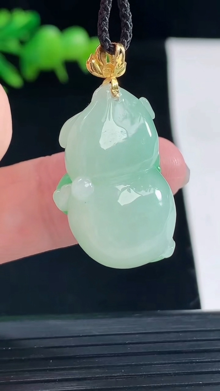 天然A货翡翠葫芦吊坠，尺寸25.8-16.8-15.6重量:10.35g
5月12日