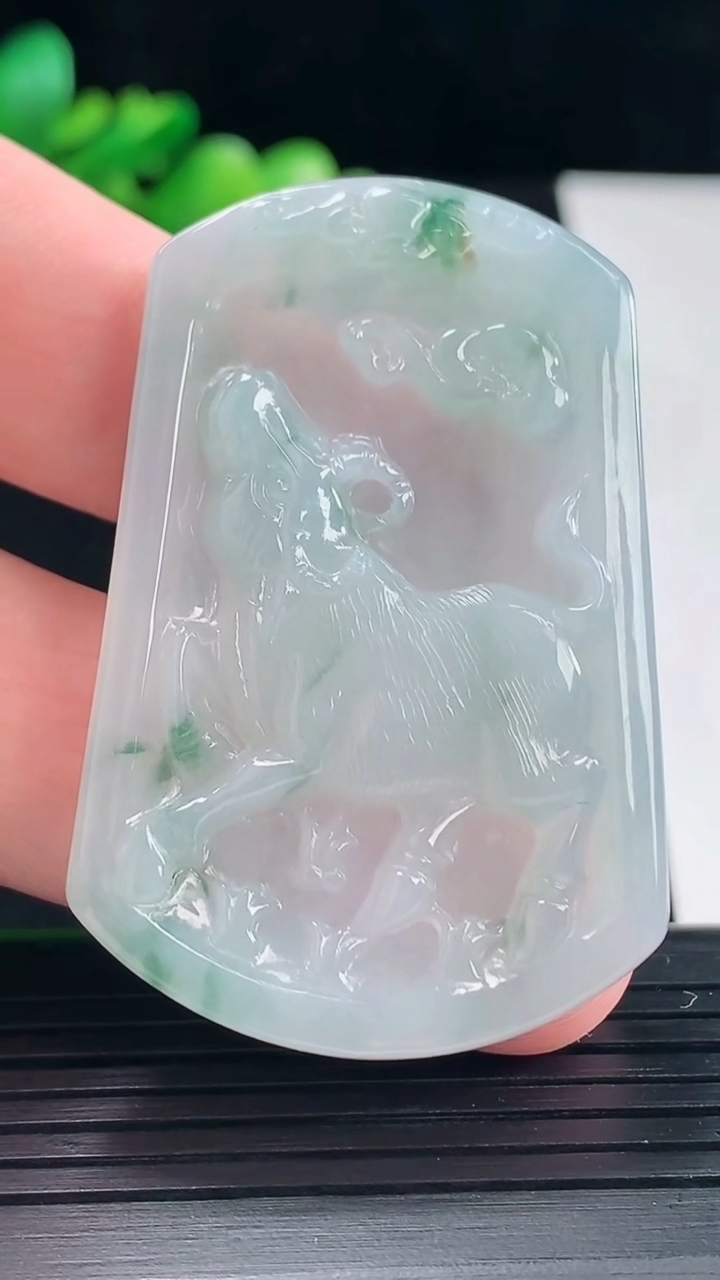 天然A货翡翠飘花生肖牛吊坠，尺寸50-33-5重量:16.38g
5月12日