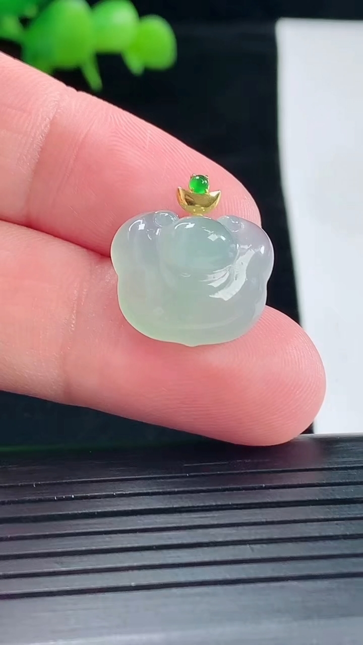 天然A货翡翠如意吊坠，尺寸13.6-16.6-7.2重量:2.85g
5月12日