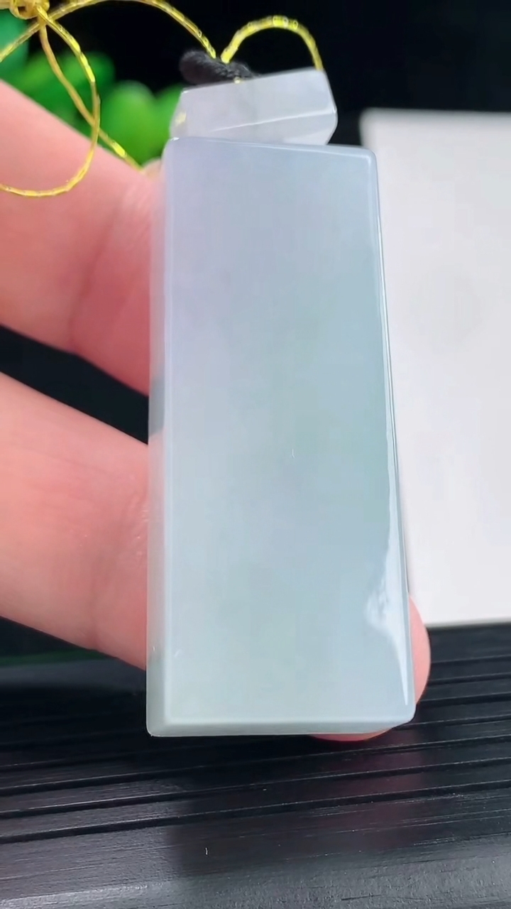天然A货翡翠紫罗兰无事牌吊坠，尺寸45.5-18-12.2重量:34.31g
5月12日