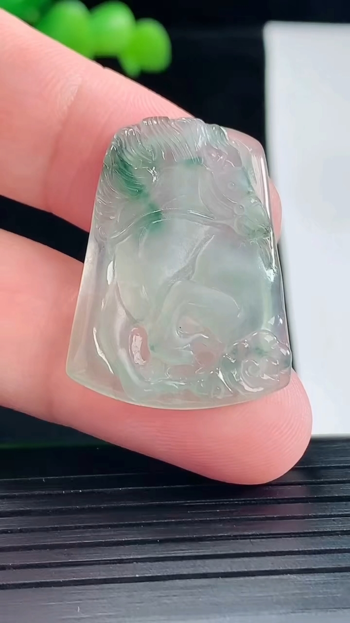 天然A货翡翠飘花生肖马吊坠，尺寸30.6-23-5重量:5.67g
5月12日