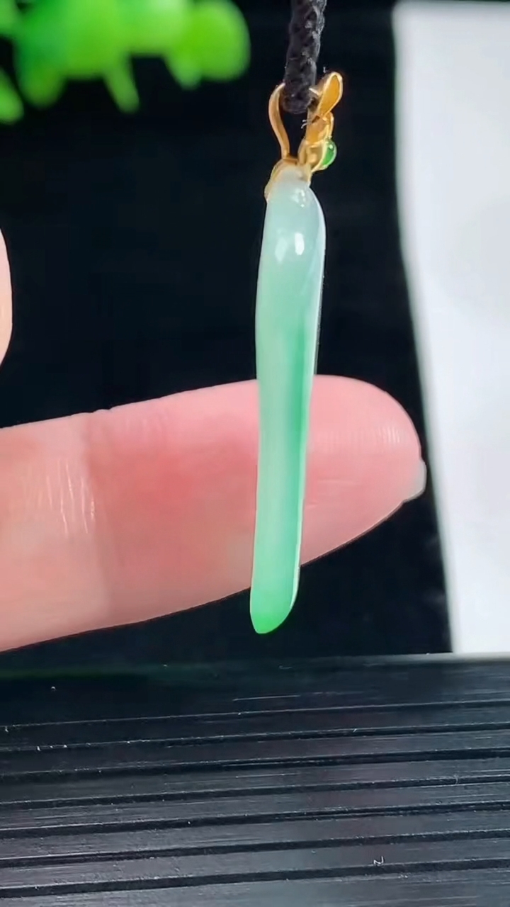 天然A货翡翠福瓜吊坠，尺寸30-14-3.2重量:3.06g
5月12日