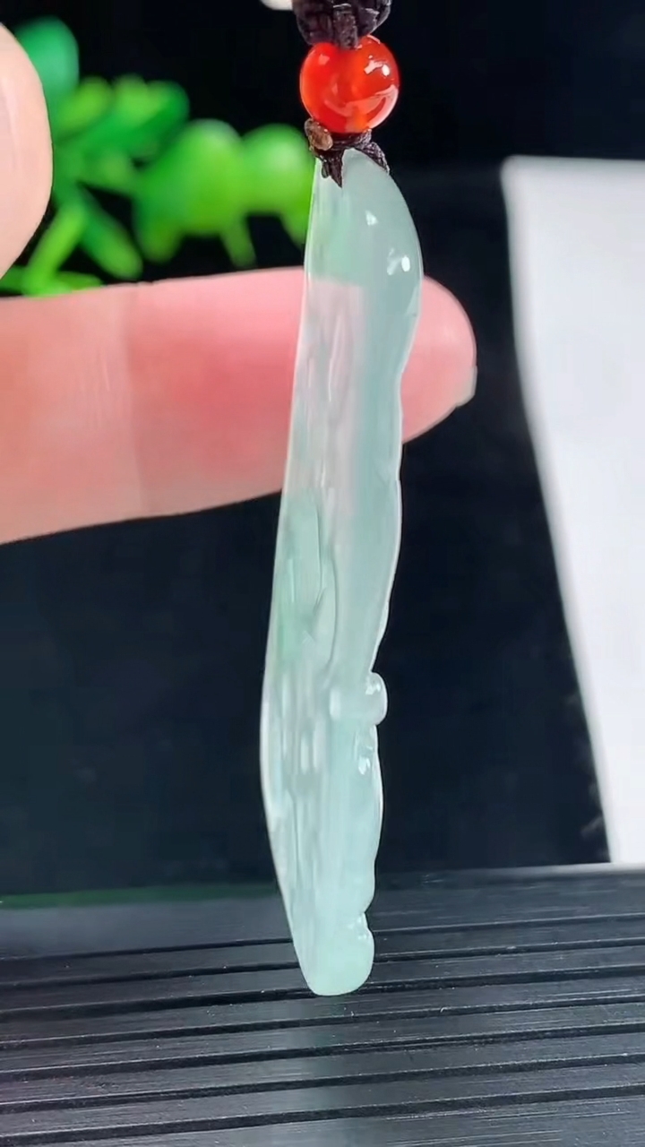 天然A货翡翠逍遥佛吊坠，尺寸50-28-3.8重量:12.12g
5月12日