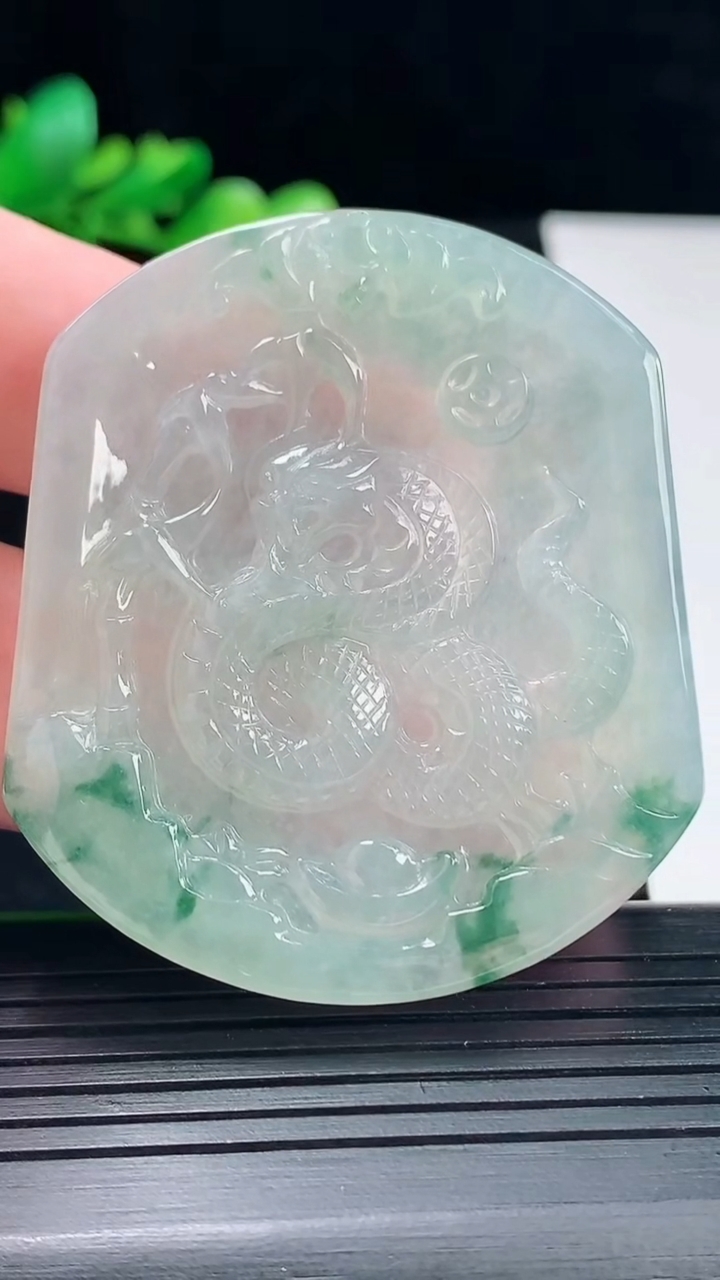 天然A货翡翠飘花生肖蛇吊坠，尺寸51-44.6-4重量:20.56g
5月12日