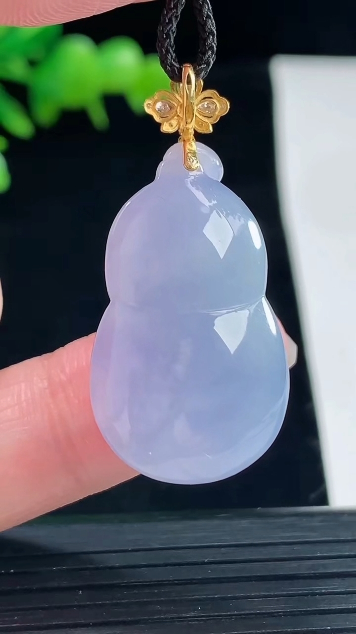 天然A货翡翠18k金紫罗兰葫芦吊坠，尺寸30-18-10.6重量:9.36g
5月12日