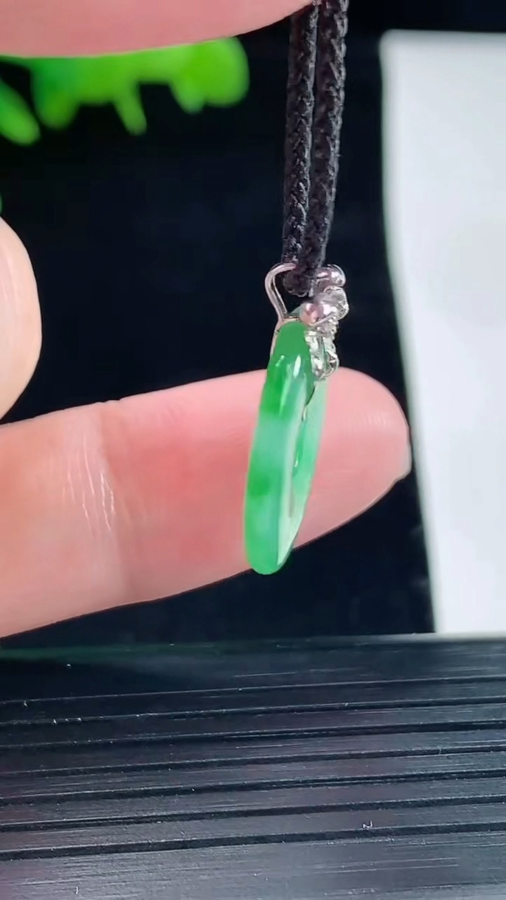 天然A货翡翠平安环吊坠，尺寸18-2.8重量:1.91g
5月12日