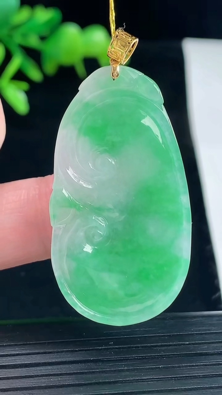 天然A货翡翠如意吊坠，尺寸40-23-5.8重量:10.59g
5月12日