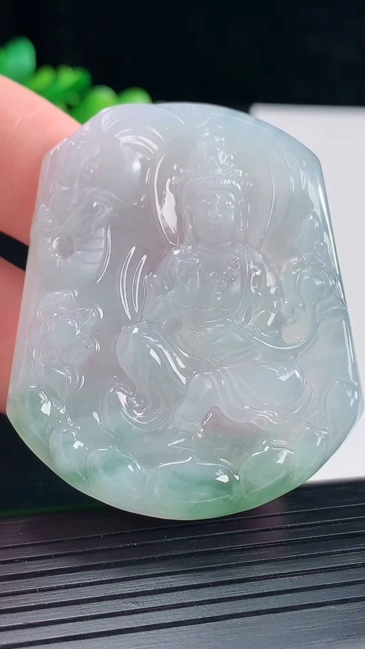 天然A货翡翠普贤菩萨吊坠，尺寸55-45-5.8重量:28.39g
5月12日
