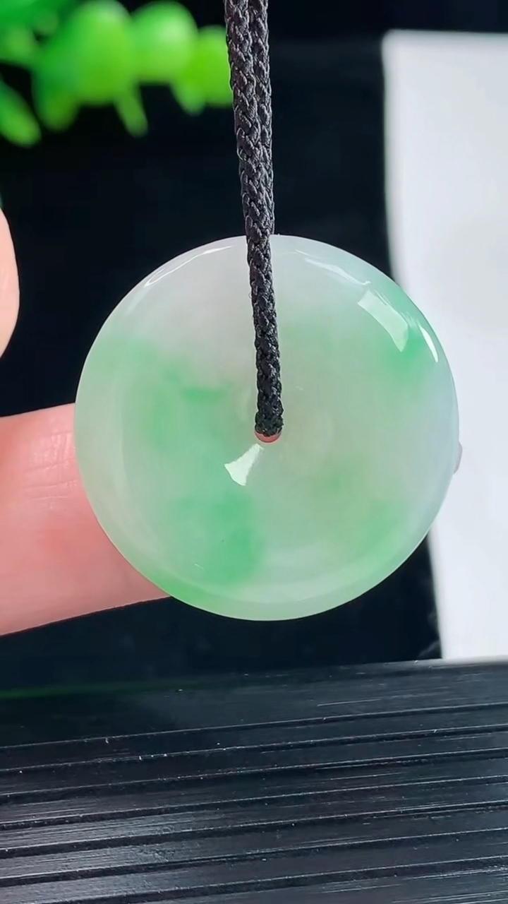 天然A货翡翠平安扣吊坠，尺寸25-5重量:6.58g
5月12日