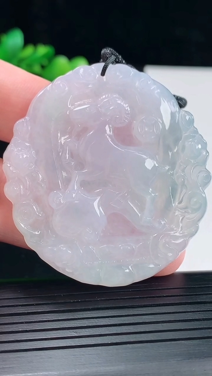 天然A货翡翠生肖羊吊坠，尺寸52-49-6重量:25.71g
5月12日
