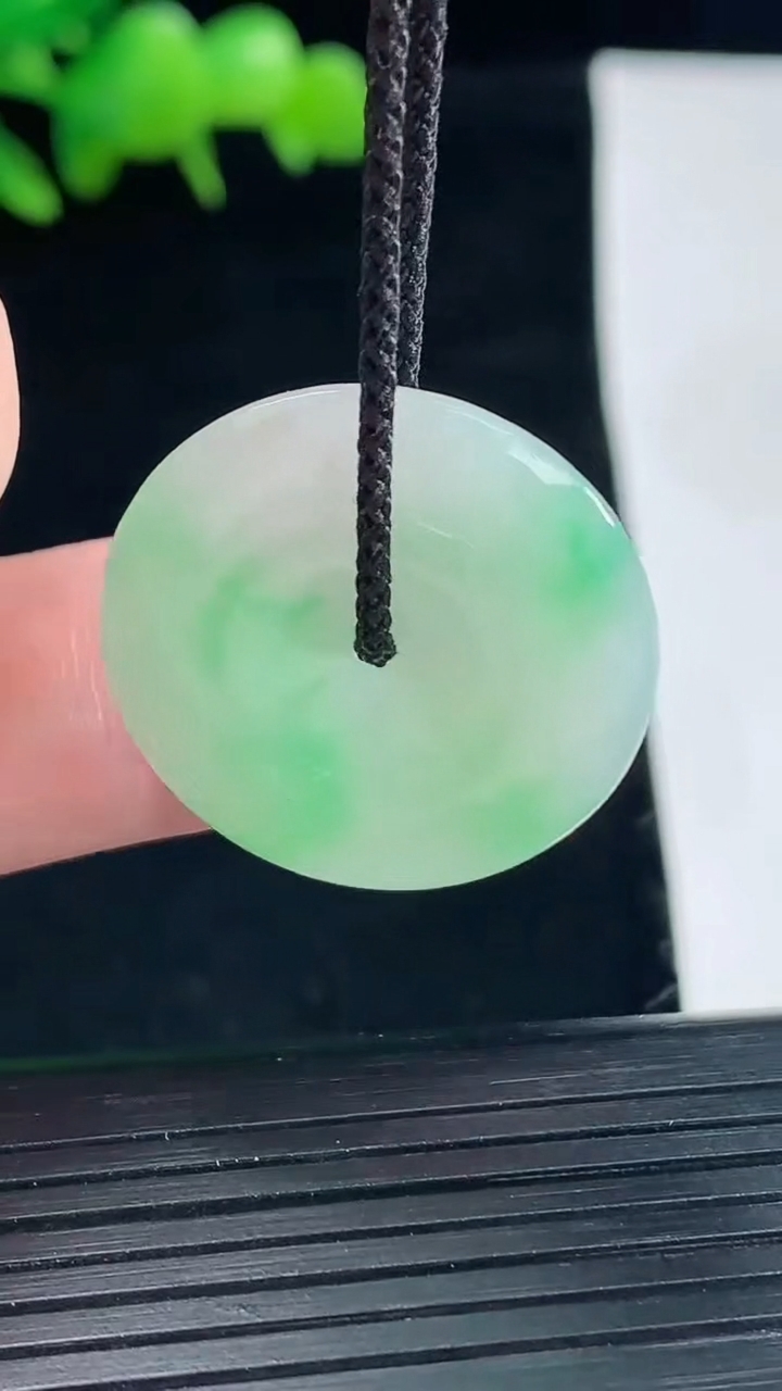 天然A货翡翠平安扣吊坠，尺寸25-5重量:6.58g
5月12日