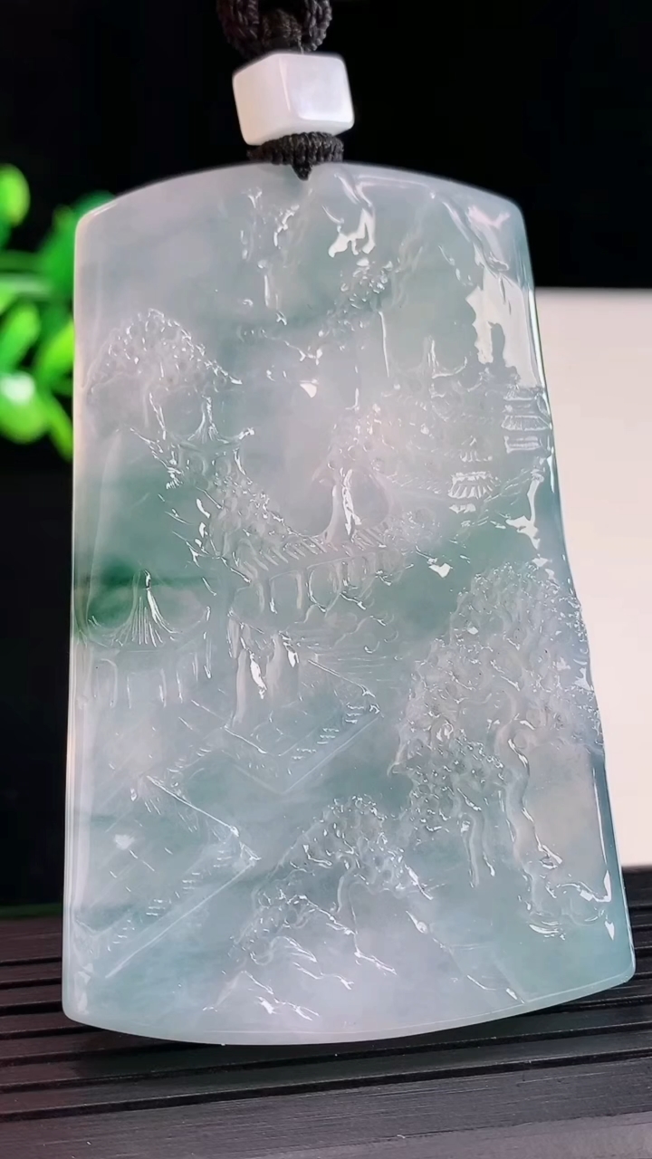 天然A货翡翠种飘花山水牌吊坠，尺寸71-44-5.8重量:50.53g
5月12日