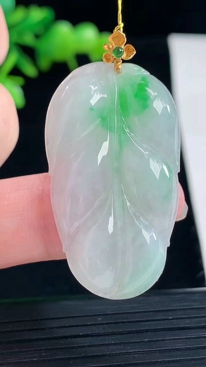 天然A货翡翠金枝玉叶 叶子吊坠，尺寸36-22-5重量:7.33g
5月12日