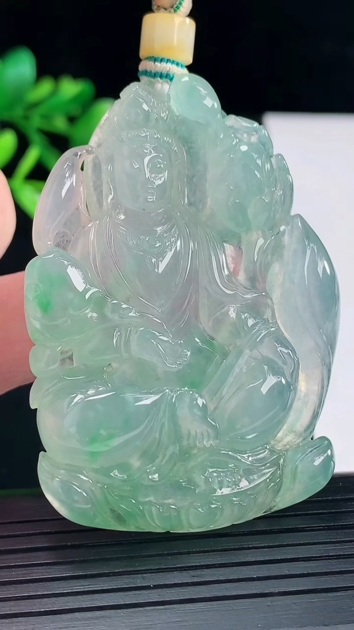 天然A货翡翠大势至菩萨吊坠，尺寸59-41.5-8重量:41.40g
5月12日