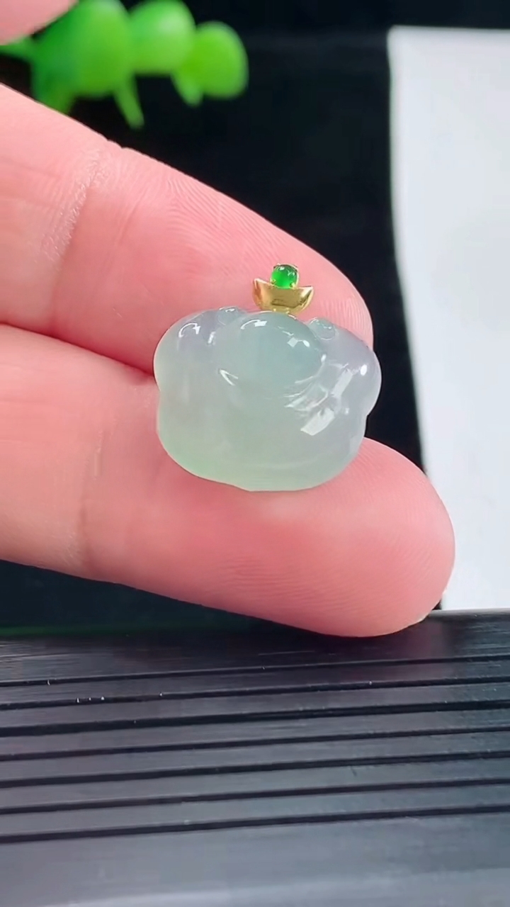 天然A货翡翠如意吊坠，尺寸13.6-16.6-7.2重量:2.85g
5月12日