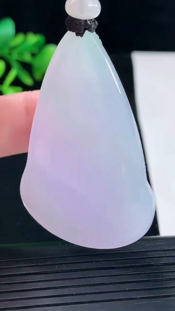 天然A货翡翠春带彩 紫罗兰素衣观音吊坠，尺寸53-34-10.6重量:38.03g
5月12日