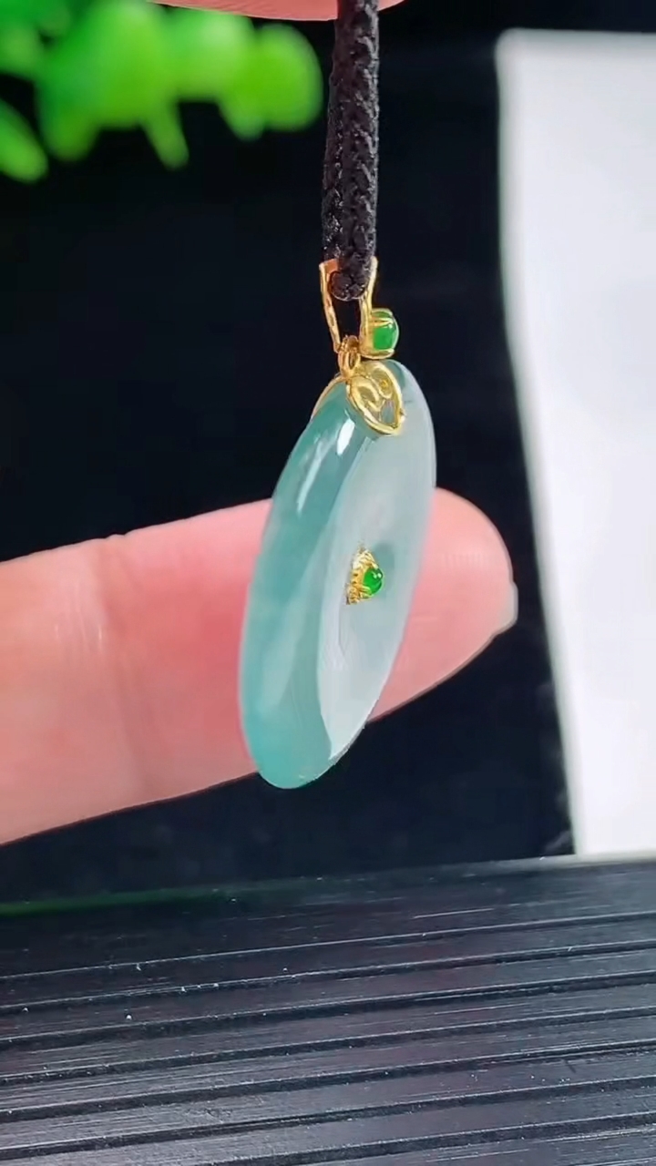天然A货翡翠18k金飘花平安扣吊坠，尺寸22-4重量:4.08g
5月12日