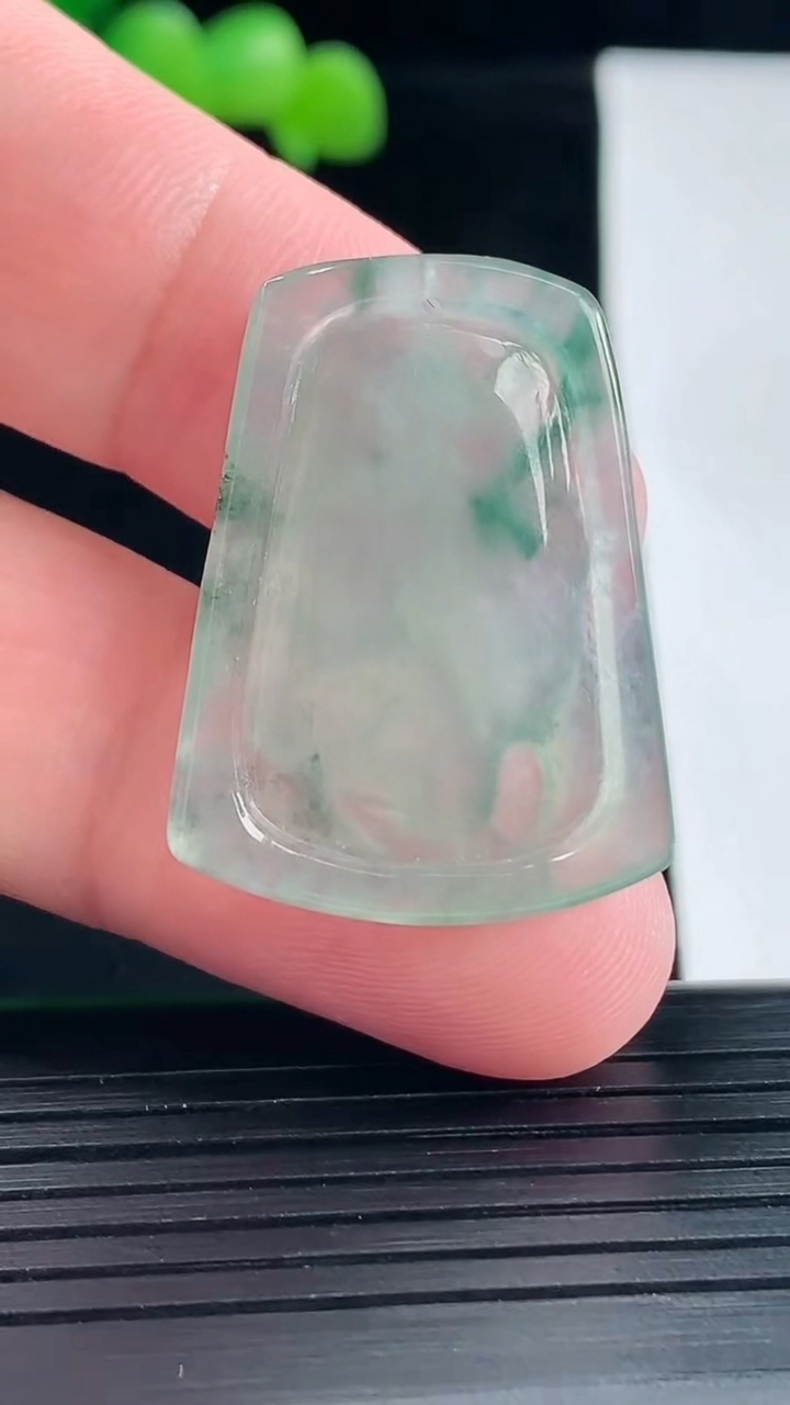 天然A货翡翠飘花生肖马吊坠，尺寸30.6-23-5重量:5.67g
5月12日