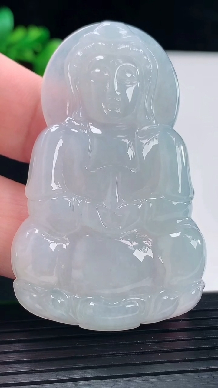 天然A货翡翠正装观音吊坠，尺寸59-37-6.2重量:25.80g
5月12日
