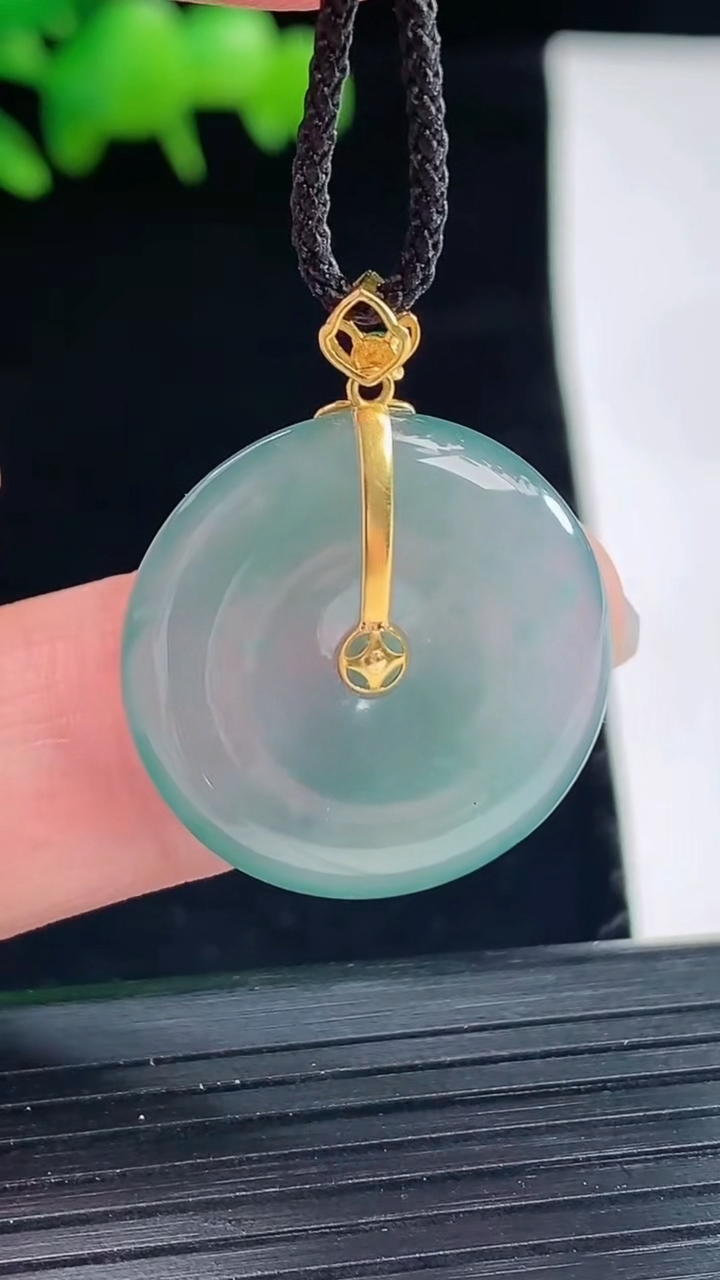 天然A货翡翠18k金飘花平安扣吊坠，尺寸22-4重量:4.08g
5月12日