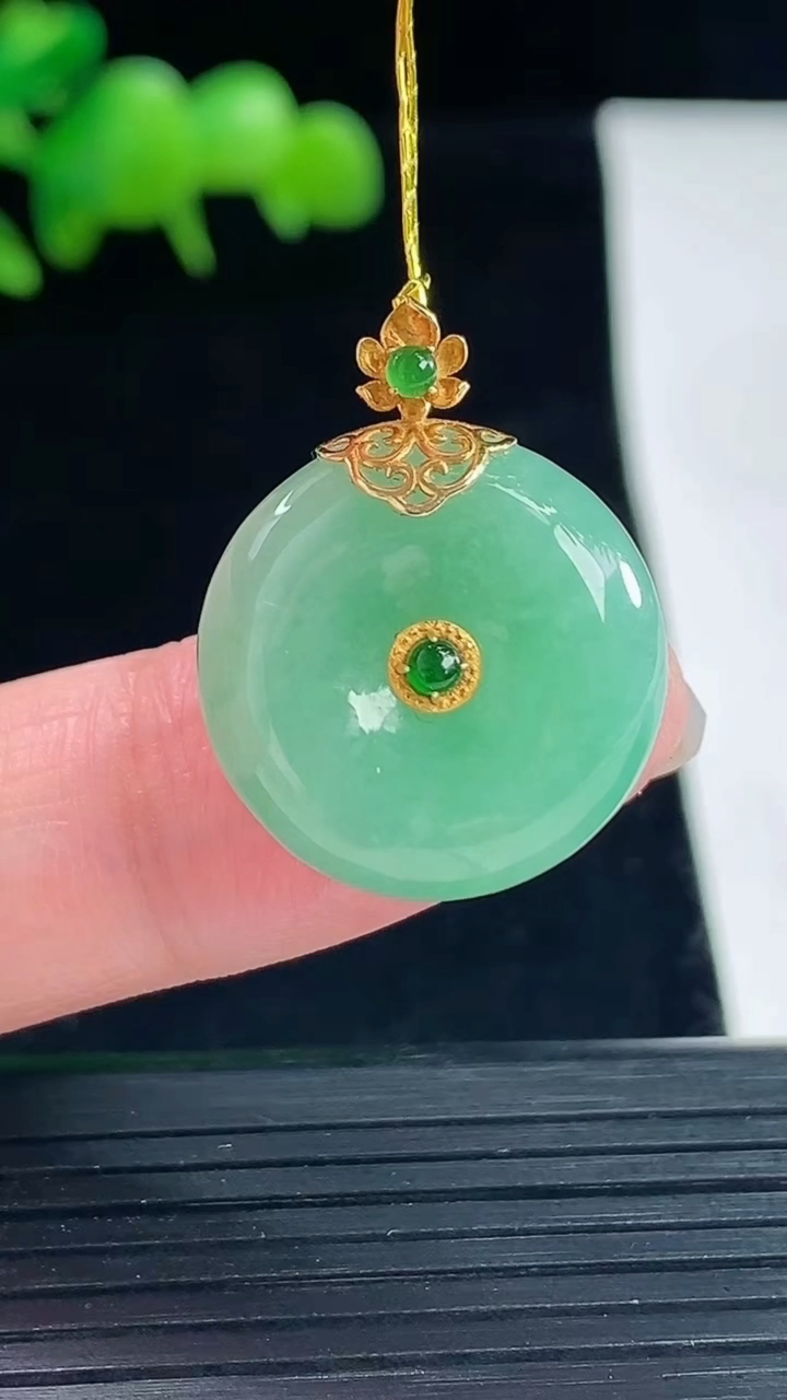 天然A货翡翠平安扣吊坠，尺寸19-6重量:5.03g
5月12日