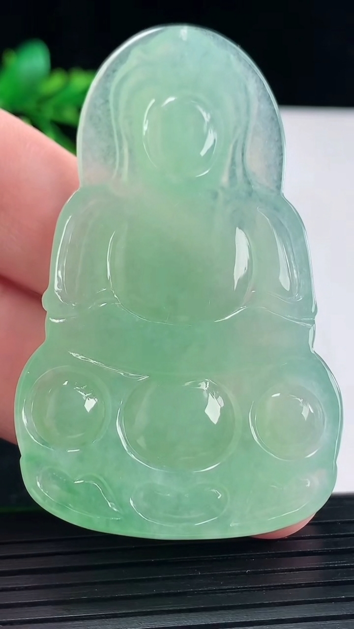 天然A货翡翠正装观音吊坠，尺寸65-39-5.2重量:24.23g
5月12日
