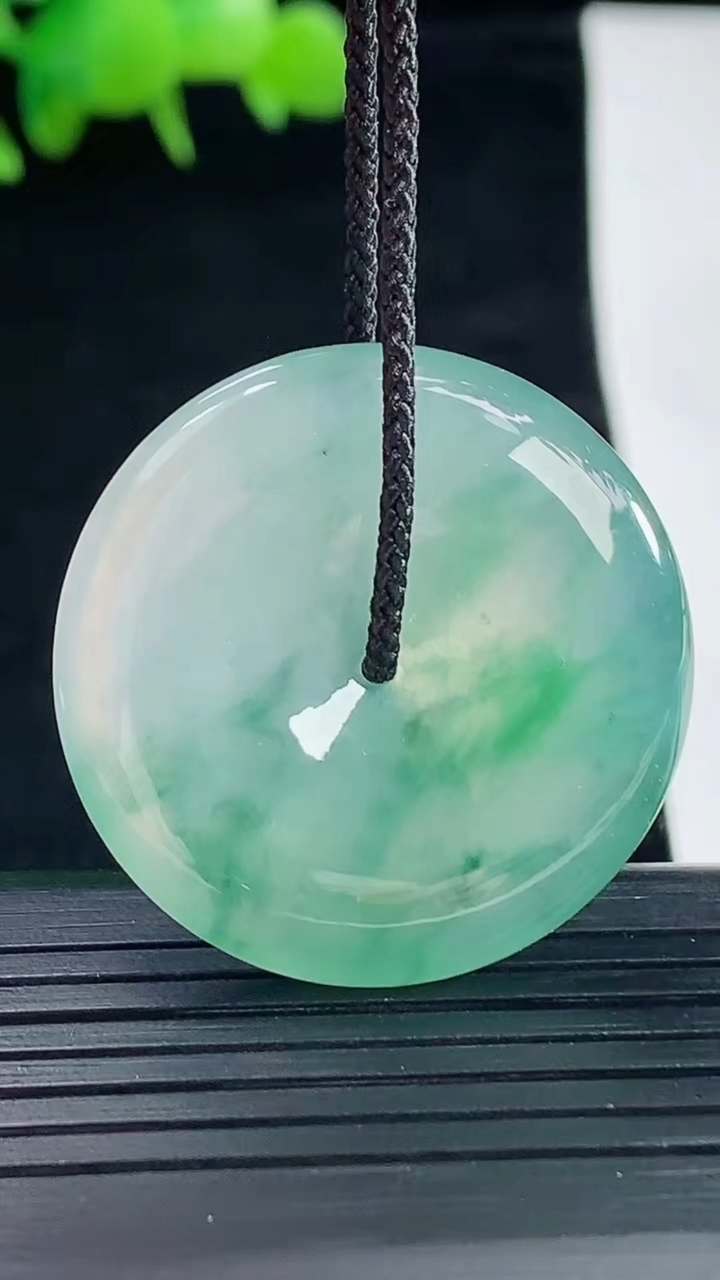 天然A货翡翠平安扣吊坠，尺寸31.5-5.8重量:11.59g
5月12日