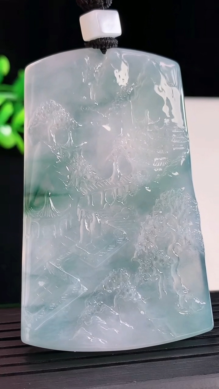 天然A货翡翠种飘花山水牌吊坠，尺寸71-44-5.8重量:50.53g
5月12日