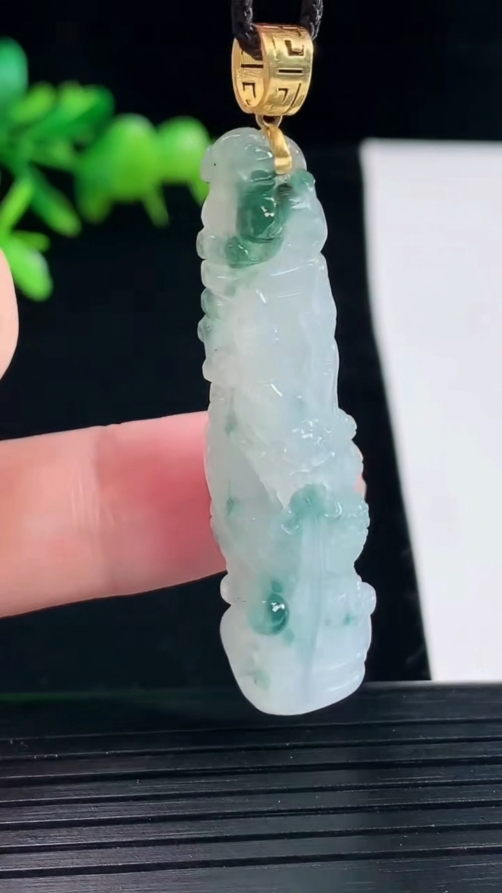 天然A货翡翠18k金飘花龙柱吊坠，尺寸49-14-9.5重量:10.76g
5月12日