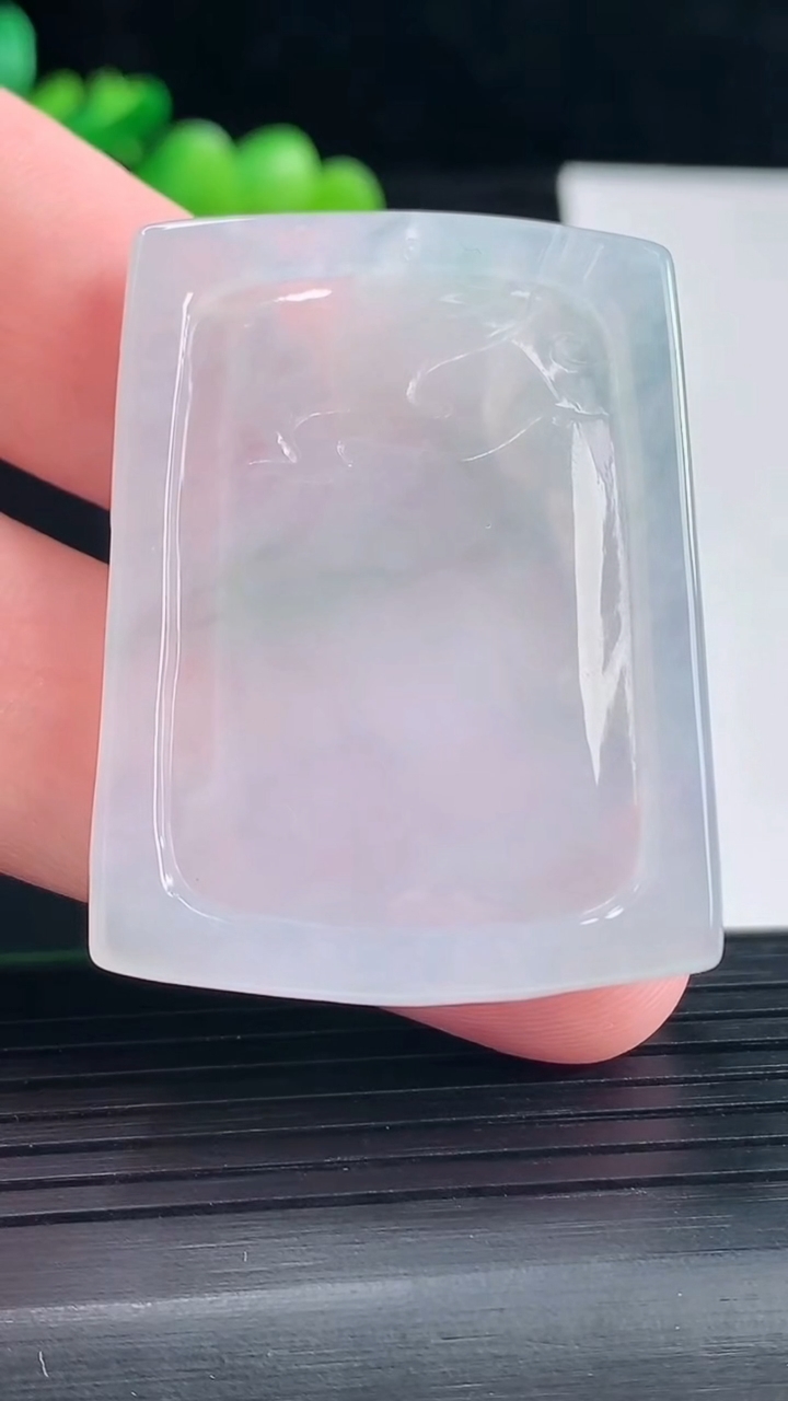 天然A货翡翠飘花千手观音菩萨吊坠，尺寸43-33-5.6重量:16.36g
5月12日