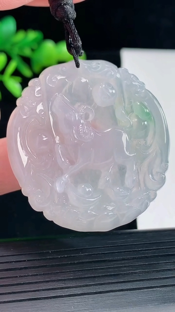天然A货翡翠生肖牛吊坠，尺寸44-44-7重量:22.23g
5月12日