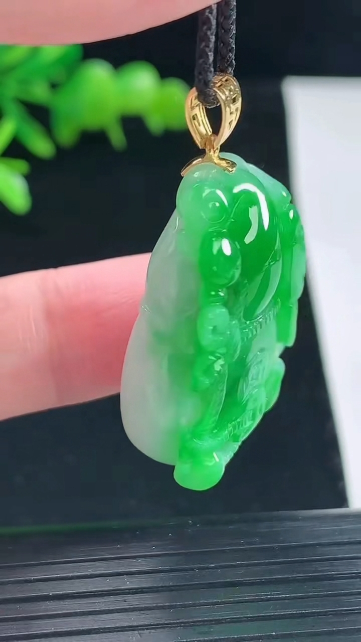 天然A货翡翠葫芦吊坠，尺寸33-20-13重量:17.18g
5月13日