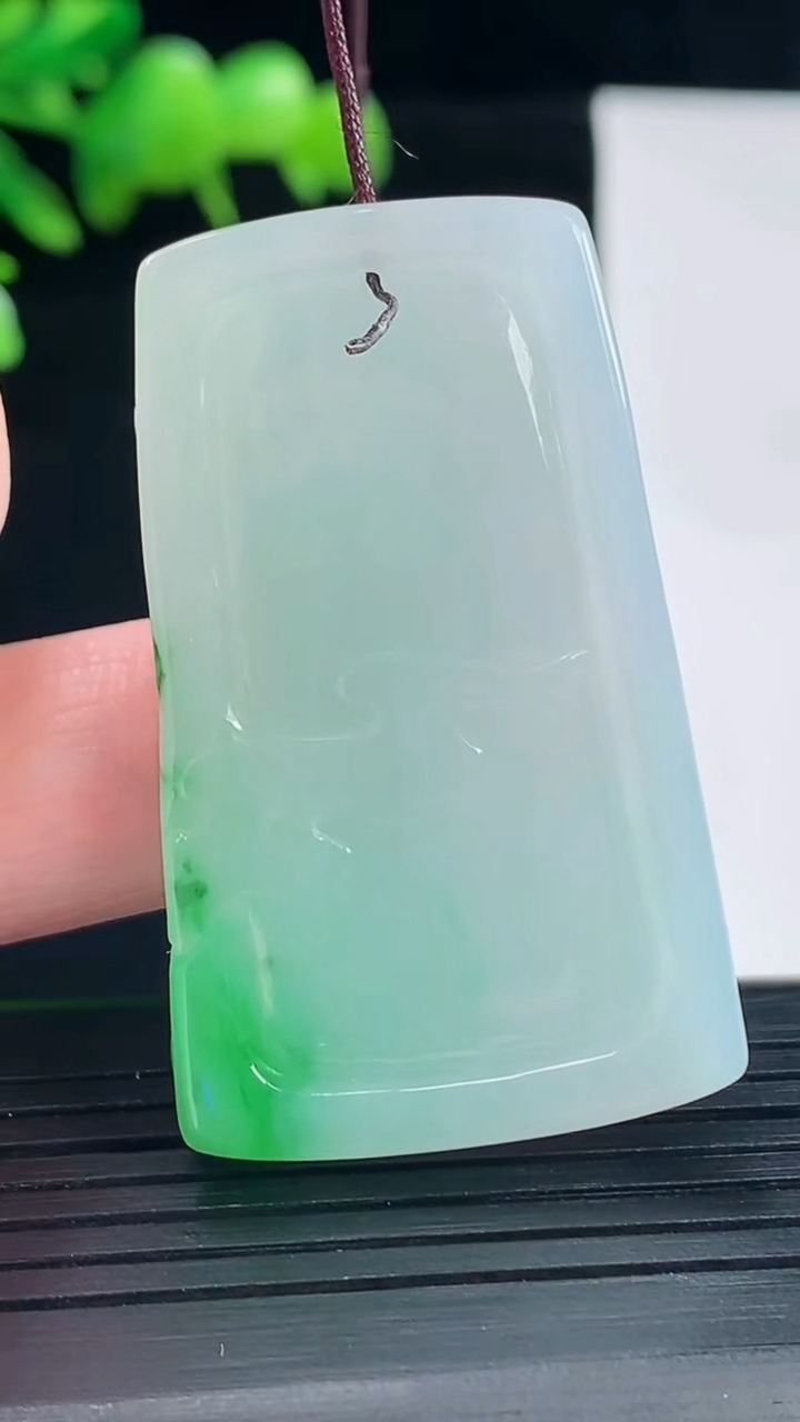 天然A货翡翠千手观音菩萨吊坠，尺寸44.6-27-6重量:14.43g
5月12日